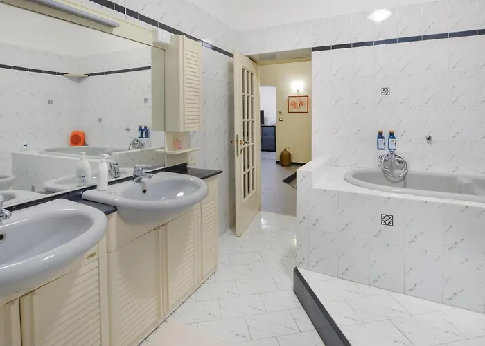 2 Bedroom Stunning In Genua