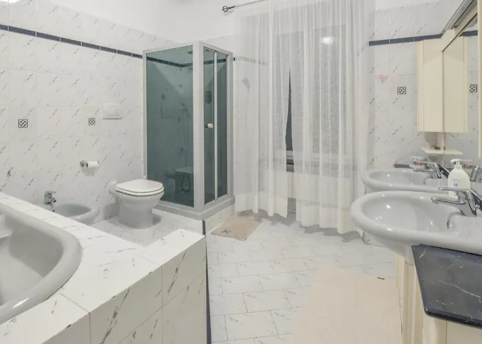 2 Bedroom Stunning In ג'נובה