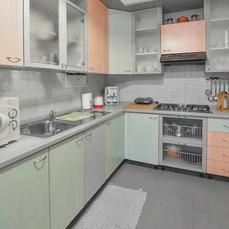 2 Bedroom Gorgeous In Genoa