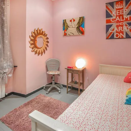 2 Bedroom Gorgeous In Genoa