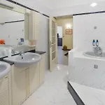 2 Bedroom Stunning In Génova