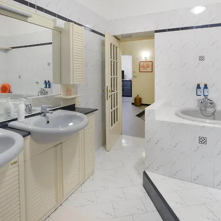 2 Bedroom Stunning In Genova